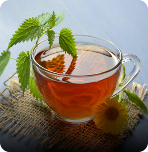 Taza de cristal con té